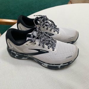 Brooks Ghost sneakers women’s 9